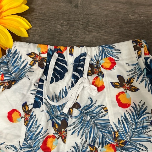 Amazon Essentials Women's Tropical Print Shorts - Picture 3 of 5
